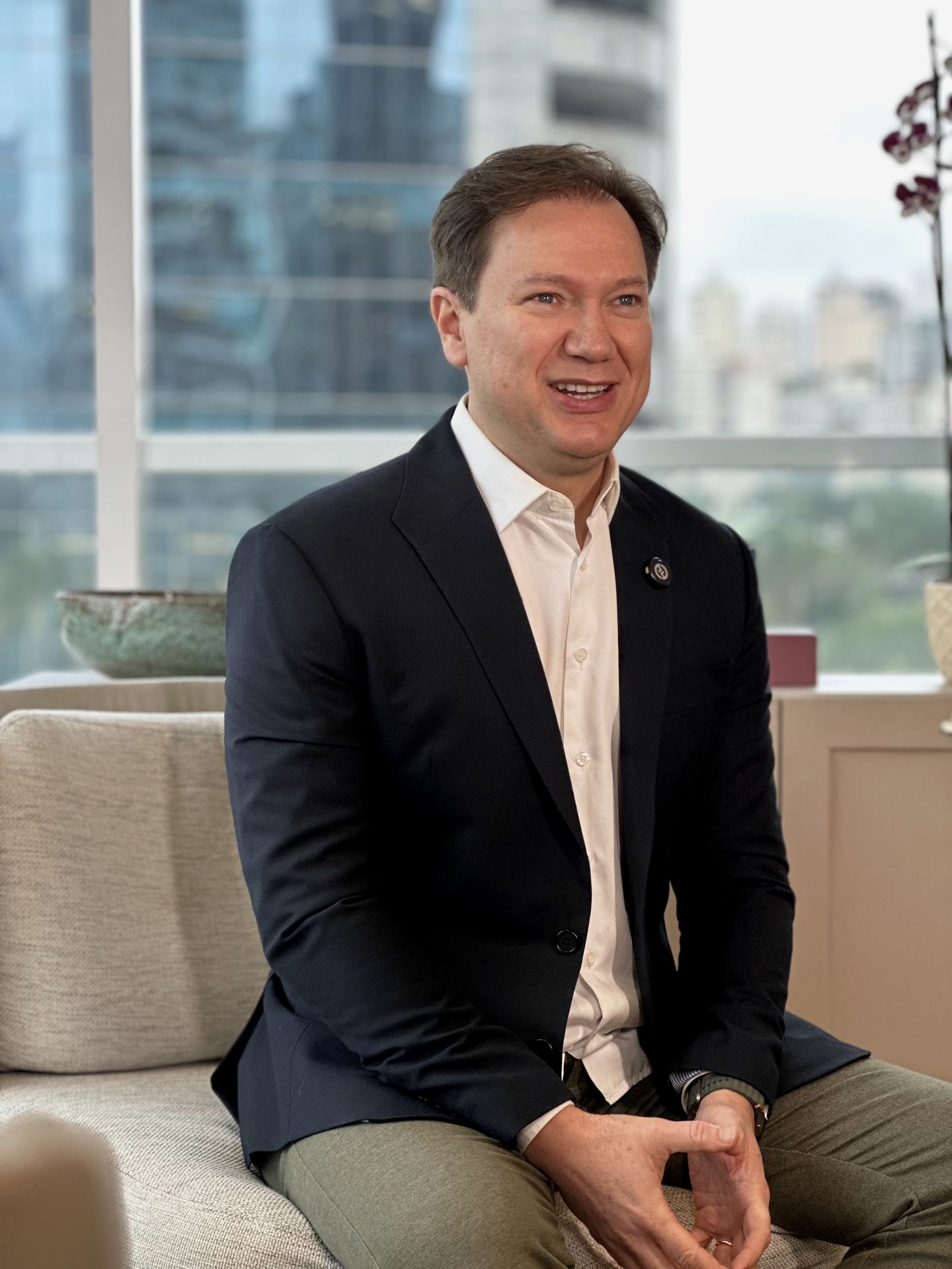Dr. Mateus Kawasaki em seu consultório